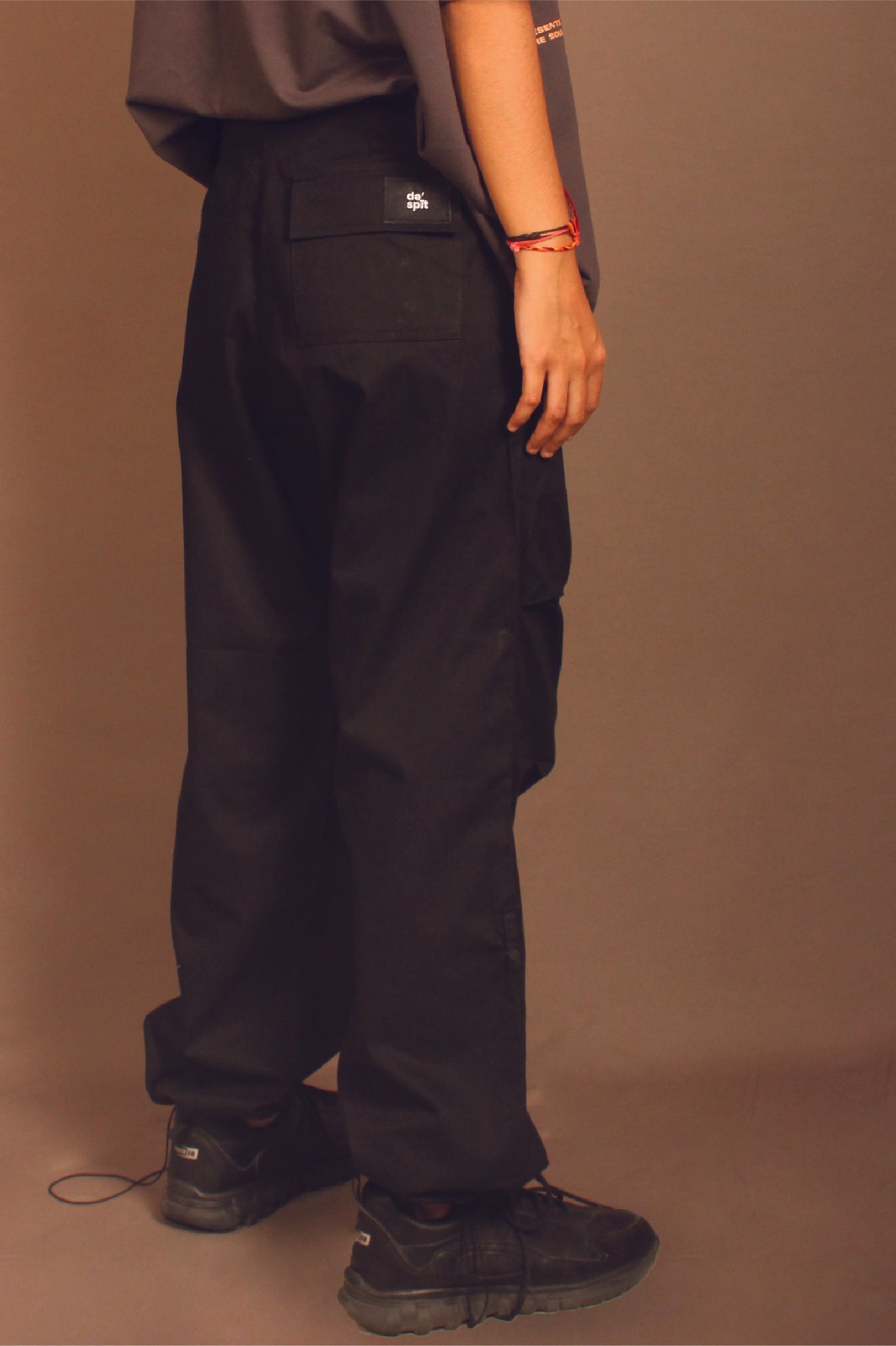 Parachute cargo pants in Black
