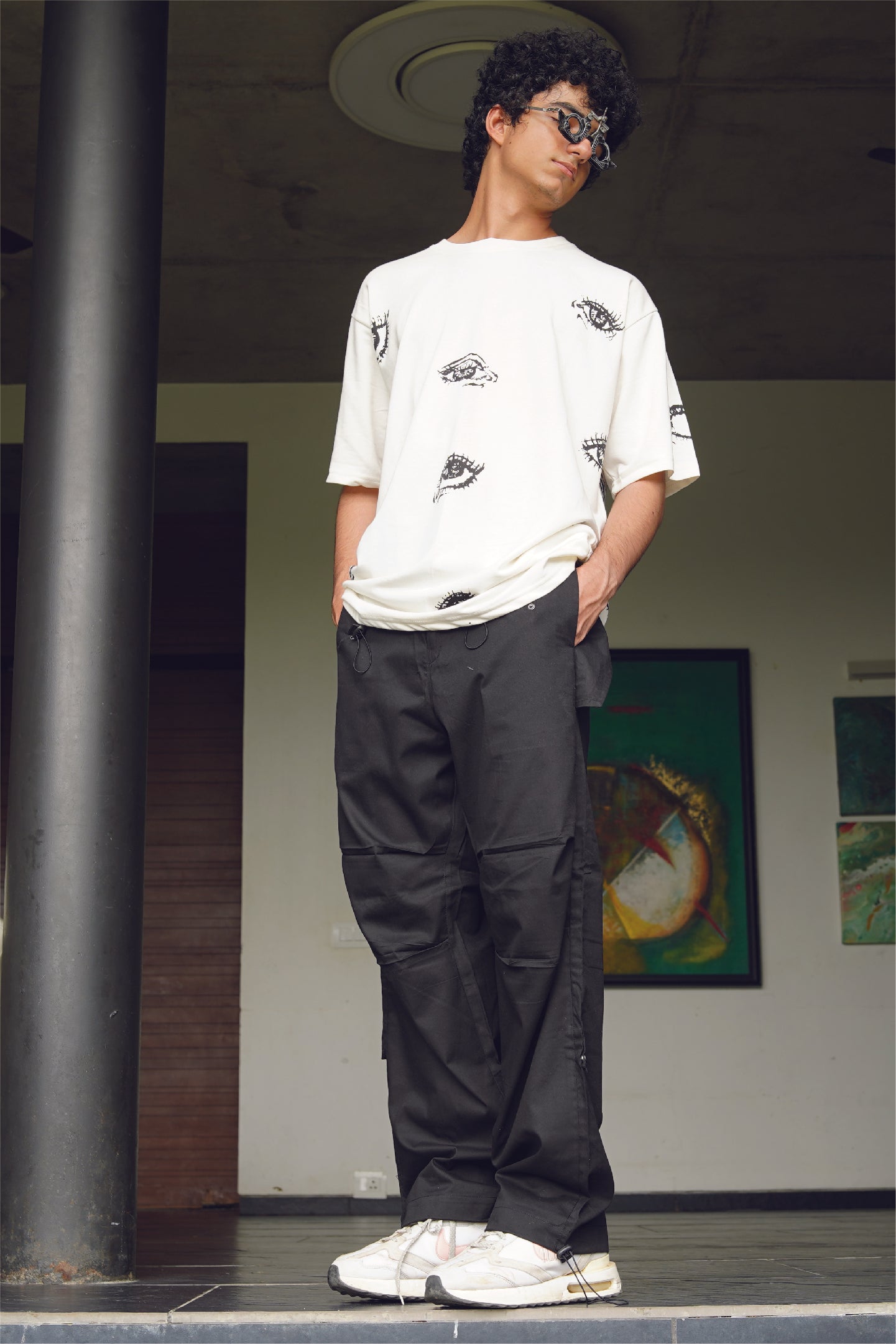 Parachute cargo pants in Black