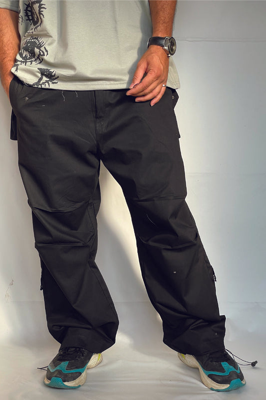 Parachute cargo pants in Black