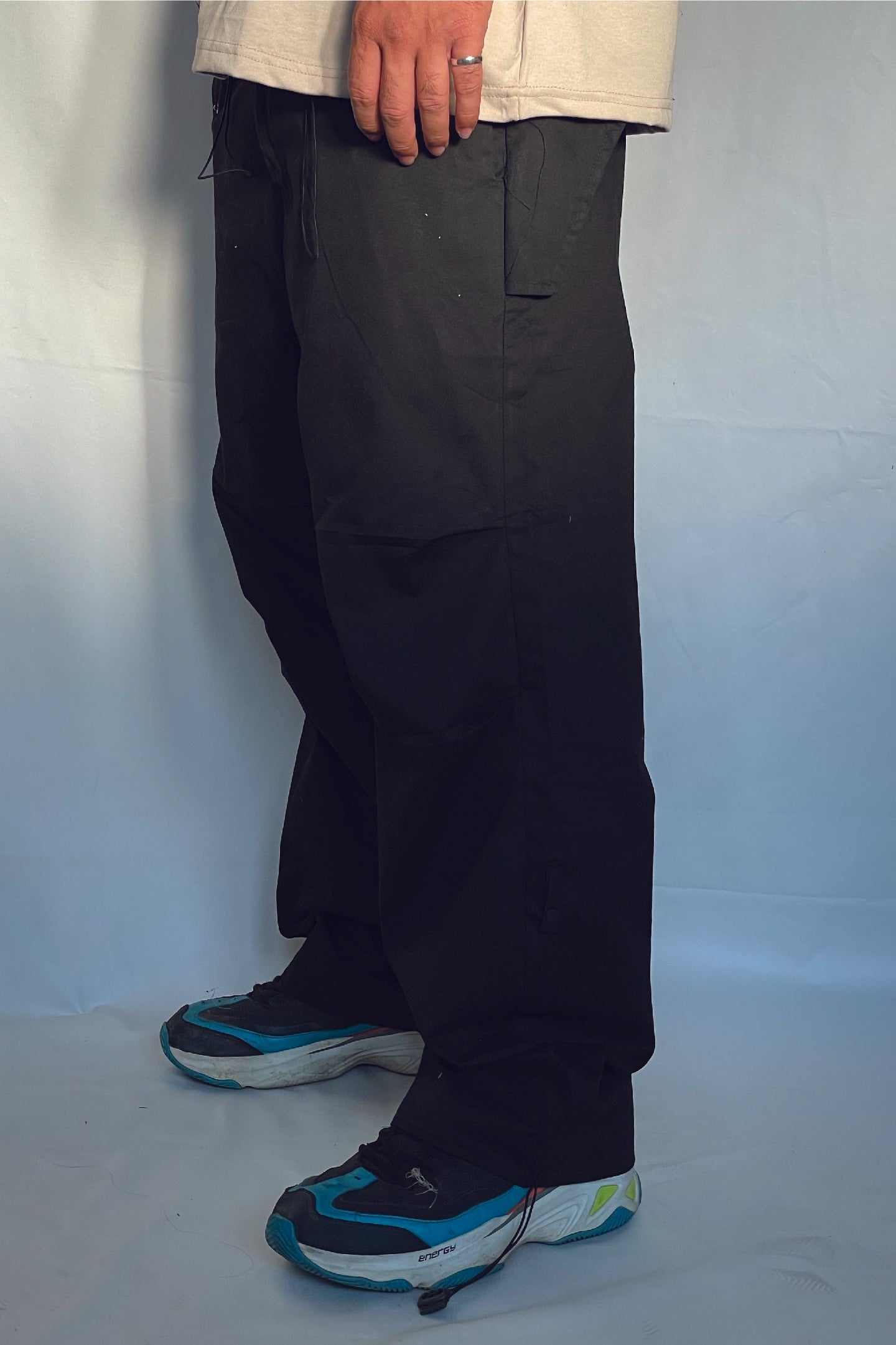 Parachute cargo pants in Black