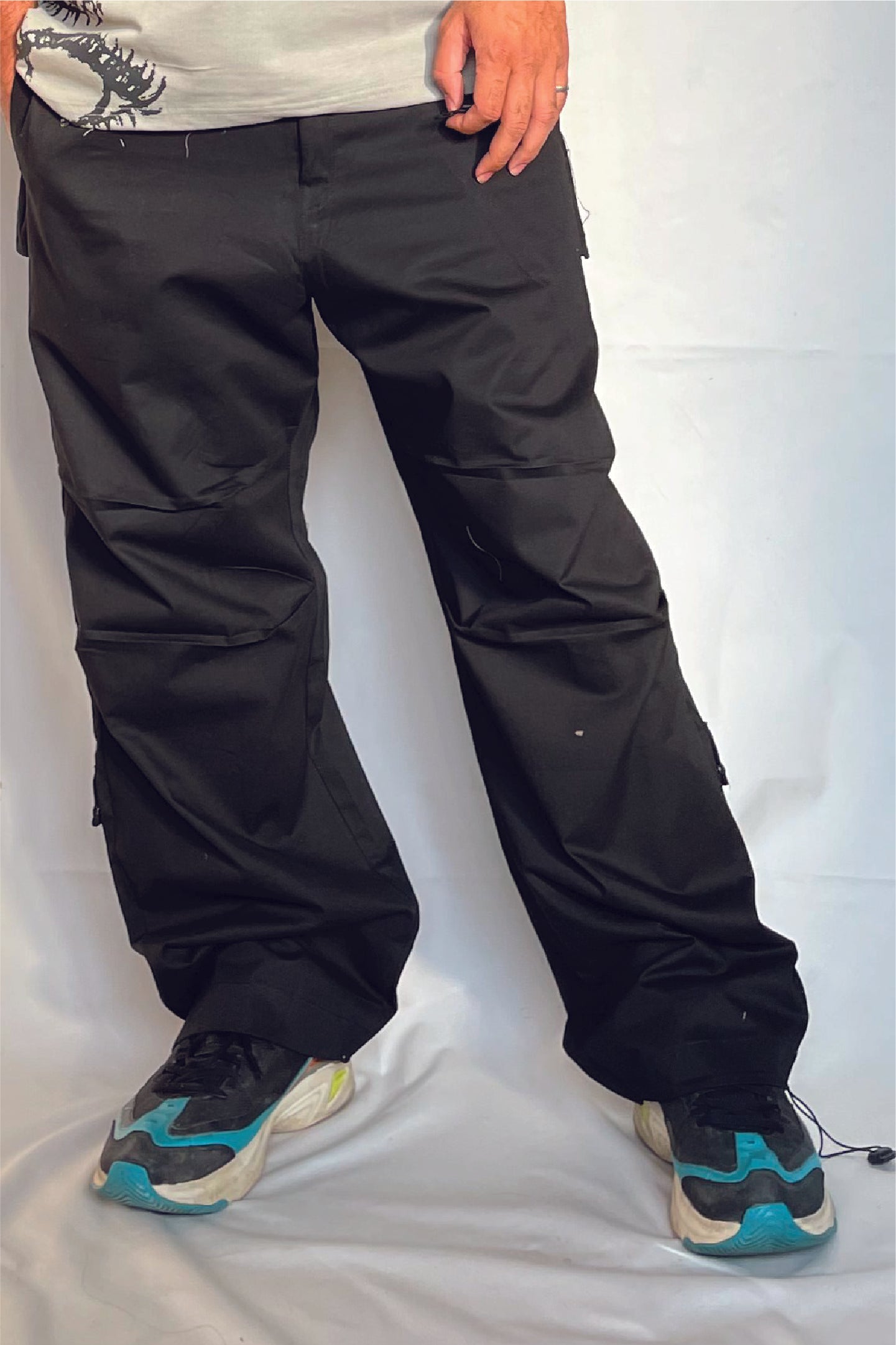 Parachute cargo pants in Black