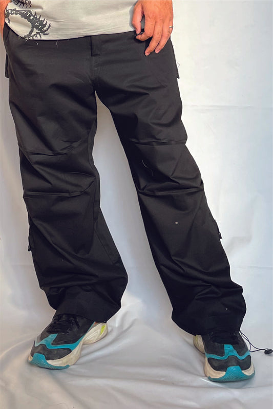 Parachute cargo pants in Black