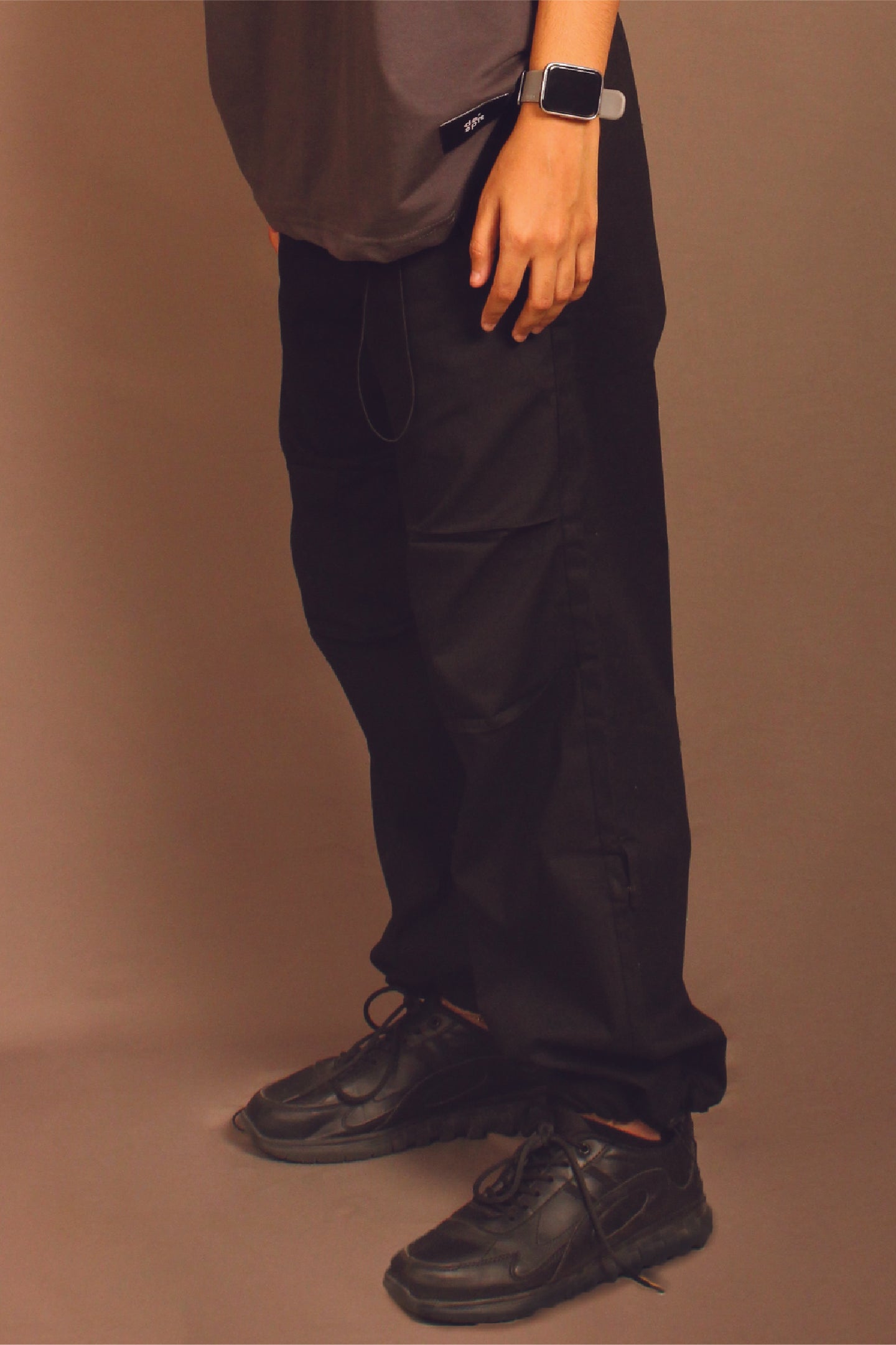 Parachute cargo pants in Black